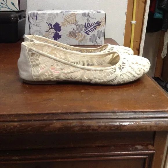 EDL Presents Pop Foam Memory White Lacey Ballet Flats - Picture 2 of 4